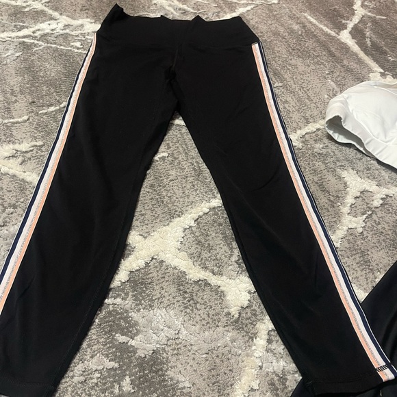 Zyia lot Gray Ombre Leggings, black leggings, and white sports bra - Picture 4 of 9